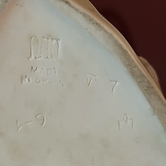 Antique lady sitting on bench lamp - Picture 8 of 8